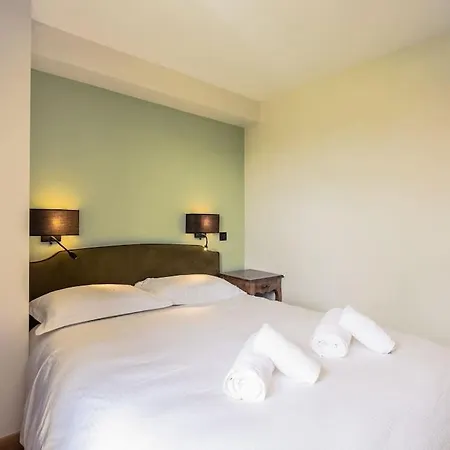 Prázdninový dům Guardian House Of Chateau Monteil With Heated Pool And Jacuzzi *